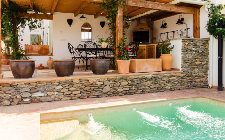 All at hand: pool, terraces, barbecue...